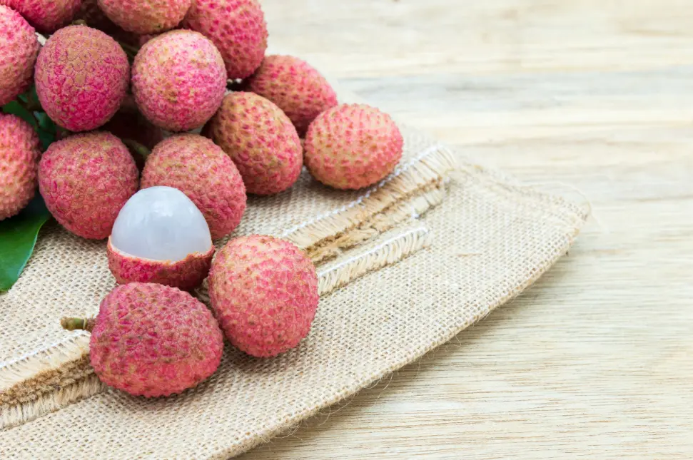 ychee benefits, lychee nutrition, lychee side effects, where does lychee come from, how to eat lychee